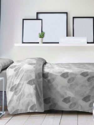 Juego de sábanas de tela, en color gris.